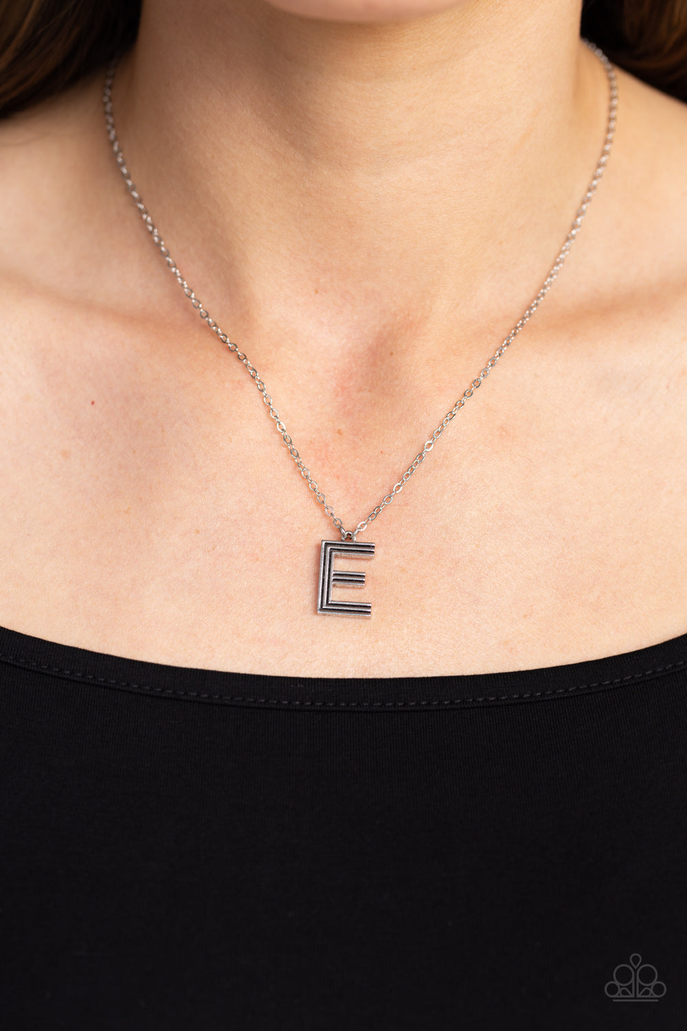 PAPARAZZI "LEAVE YOUR INITIALS" SILVER E NECKLACE