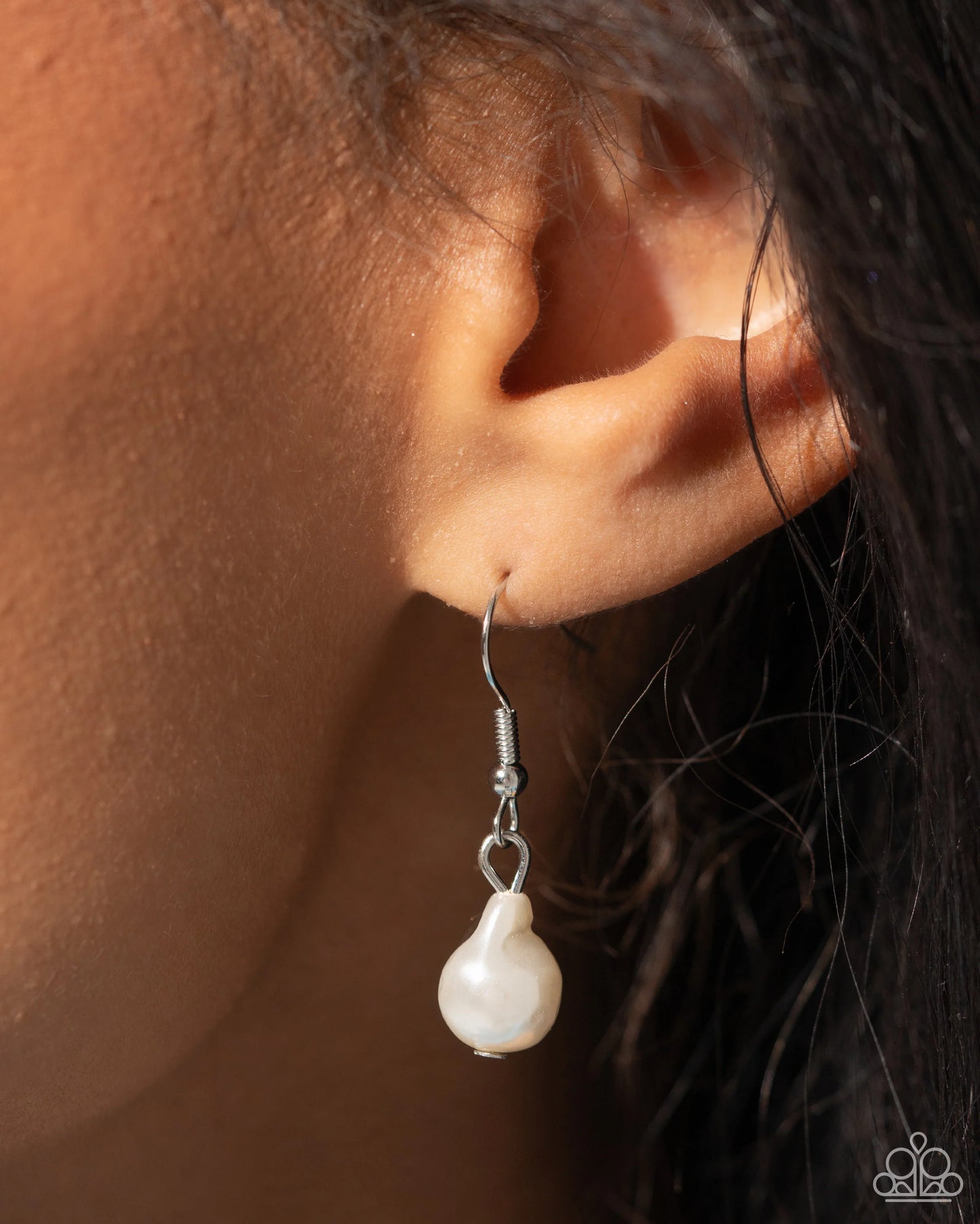 Paparazzi Executive Expression - White Necklace/Paparazzi Cosmopolitan Chic - White Earrings