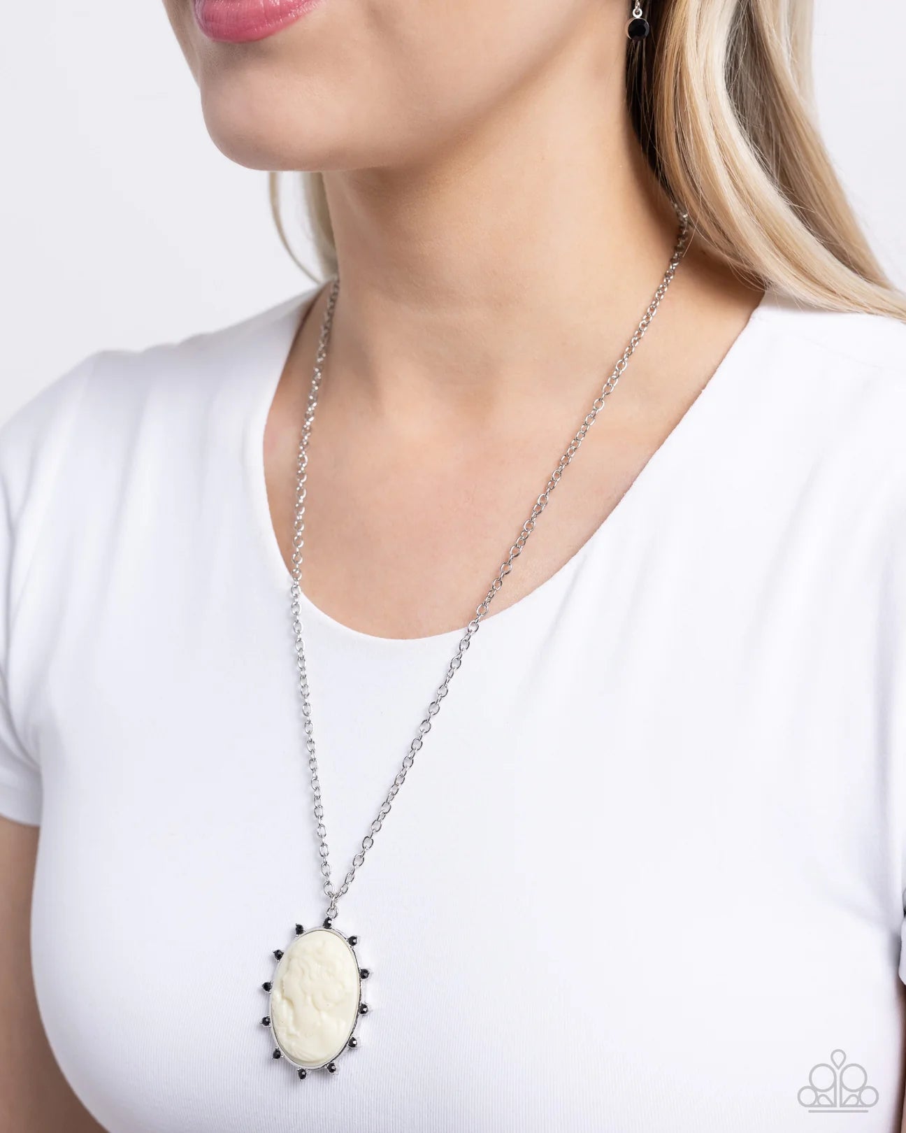 PAPARAZZI "ROMANTIC ARTISTRY" BLACK NECKLACE