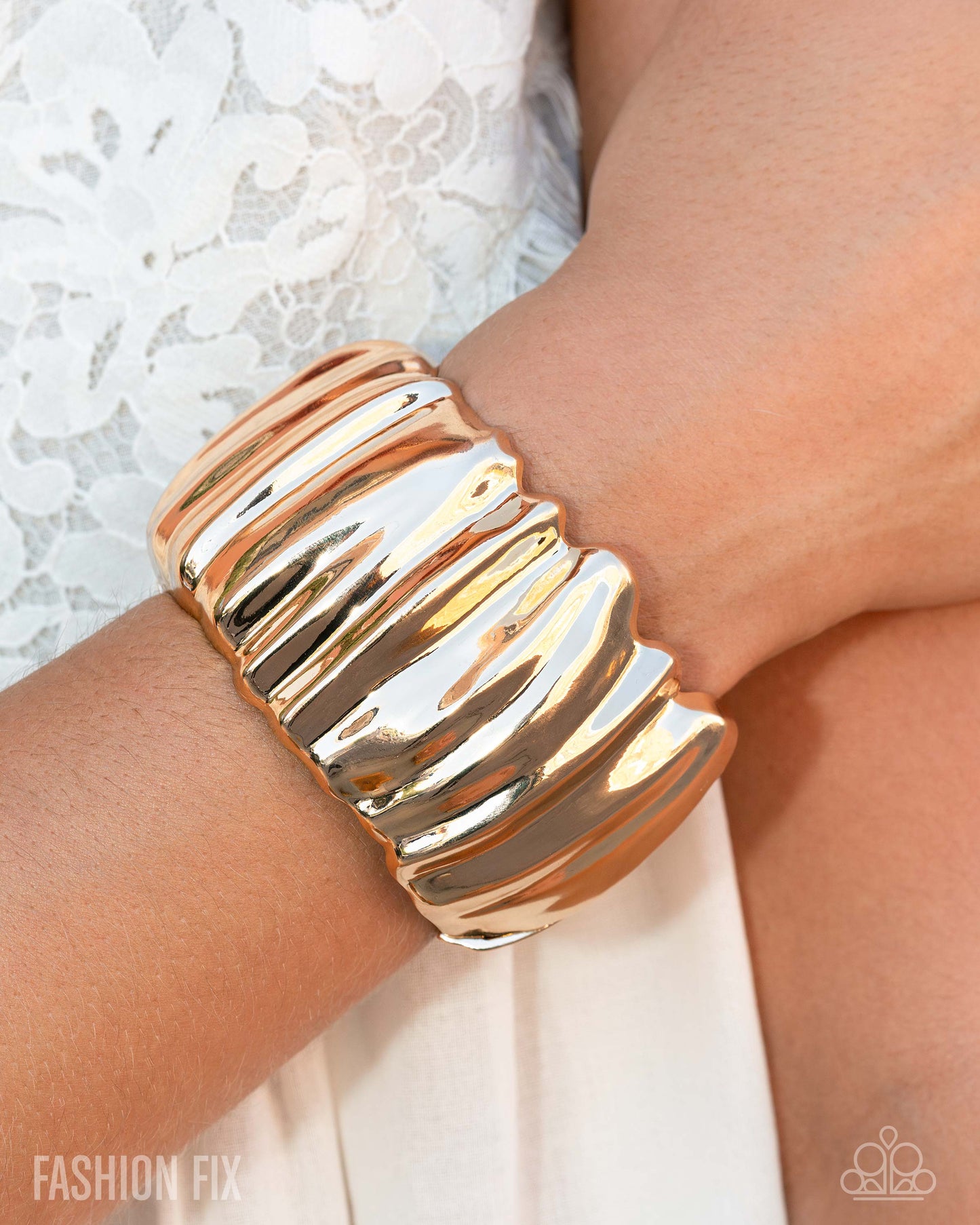 Paparazzi Metro Mural - Gold Bracelet