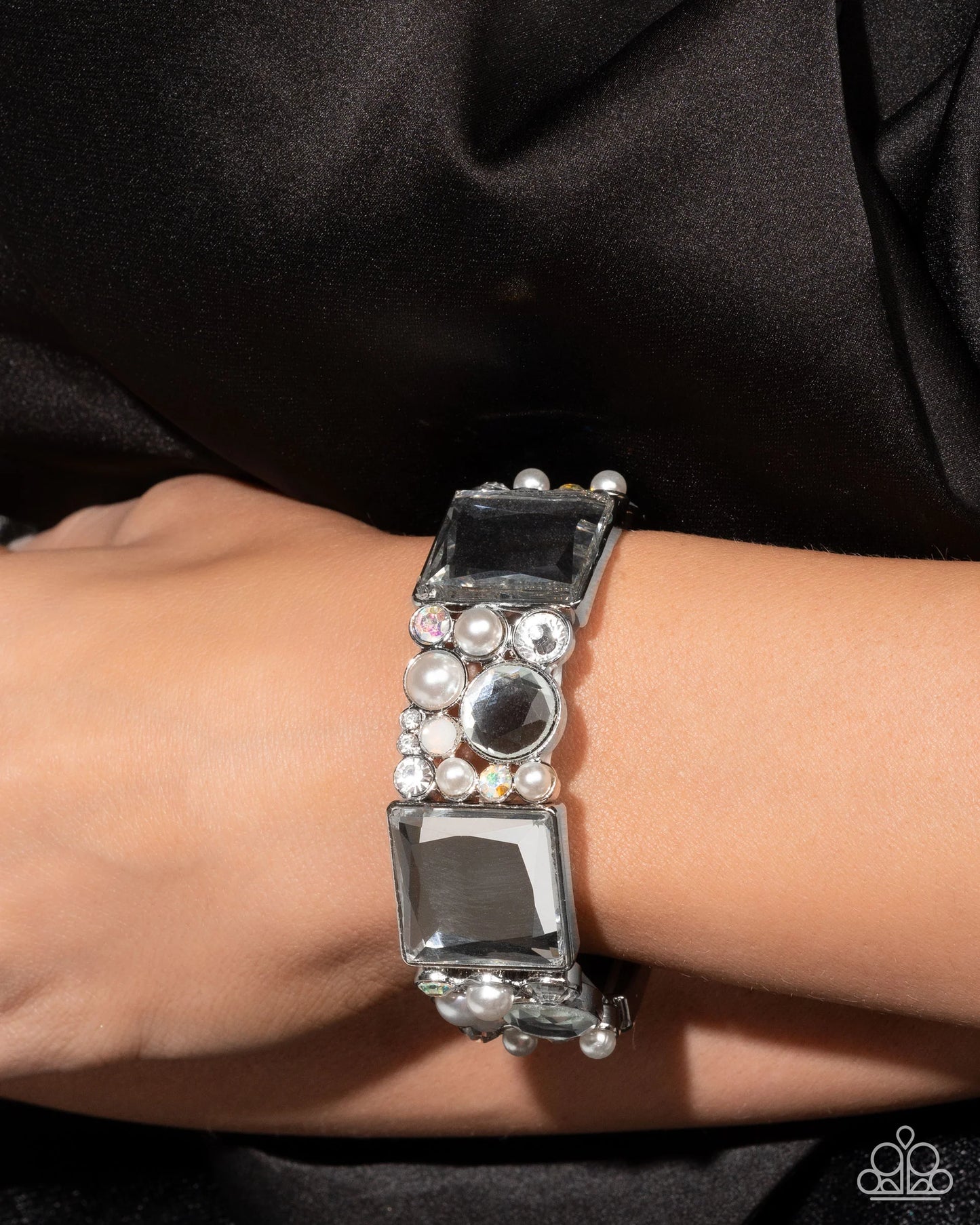 Glam to the Max - white - Paparazzi bracelet