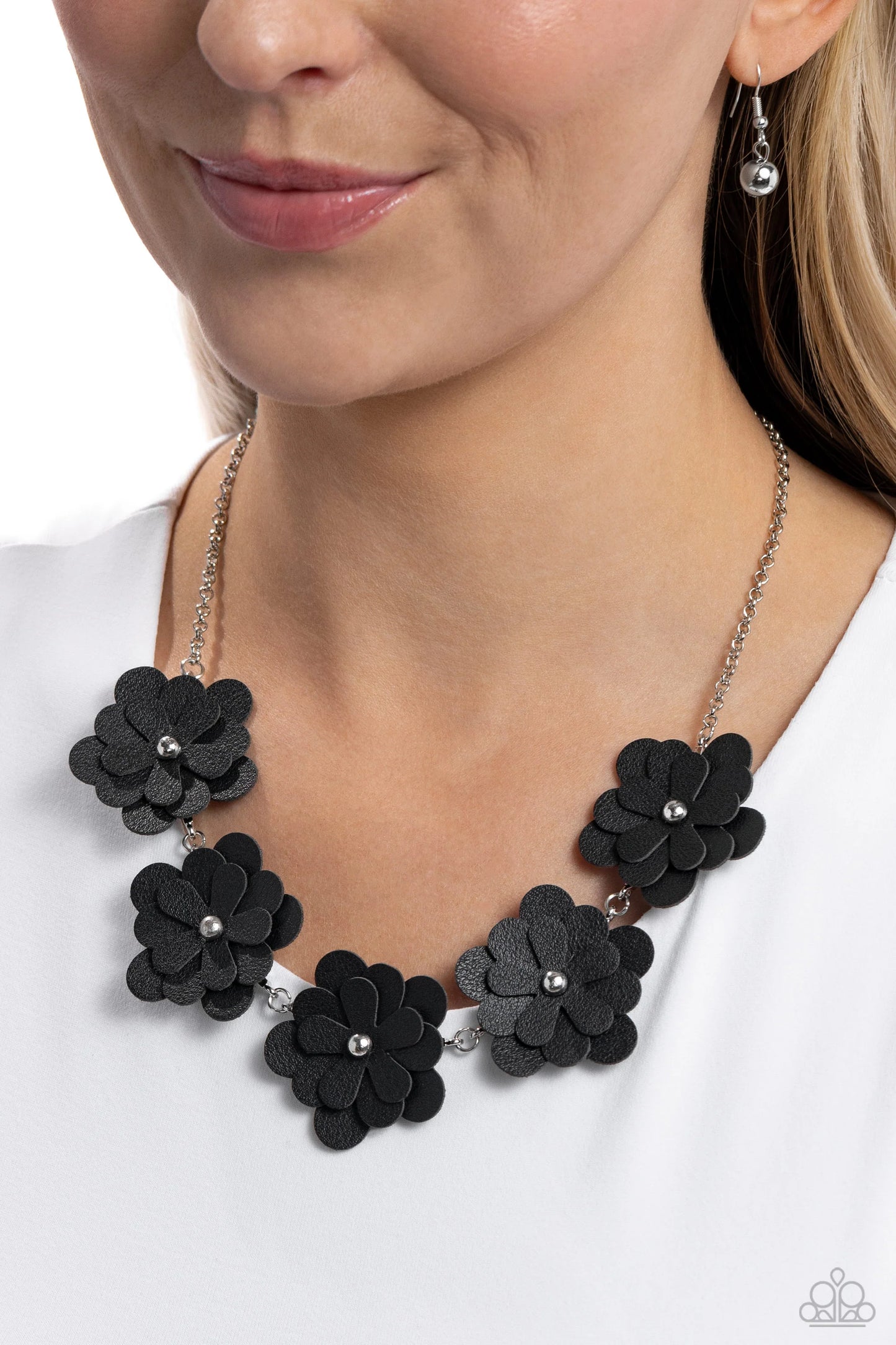 Paparazzi ♥ Balance of FLOWER - Black ♥ Necklace