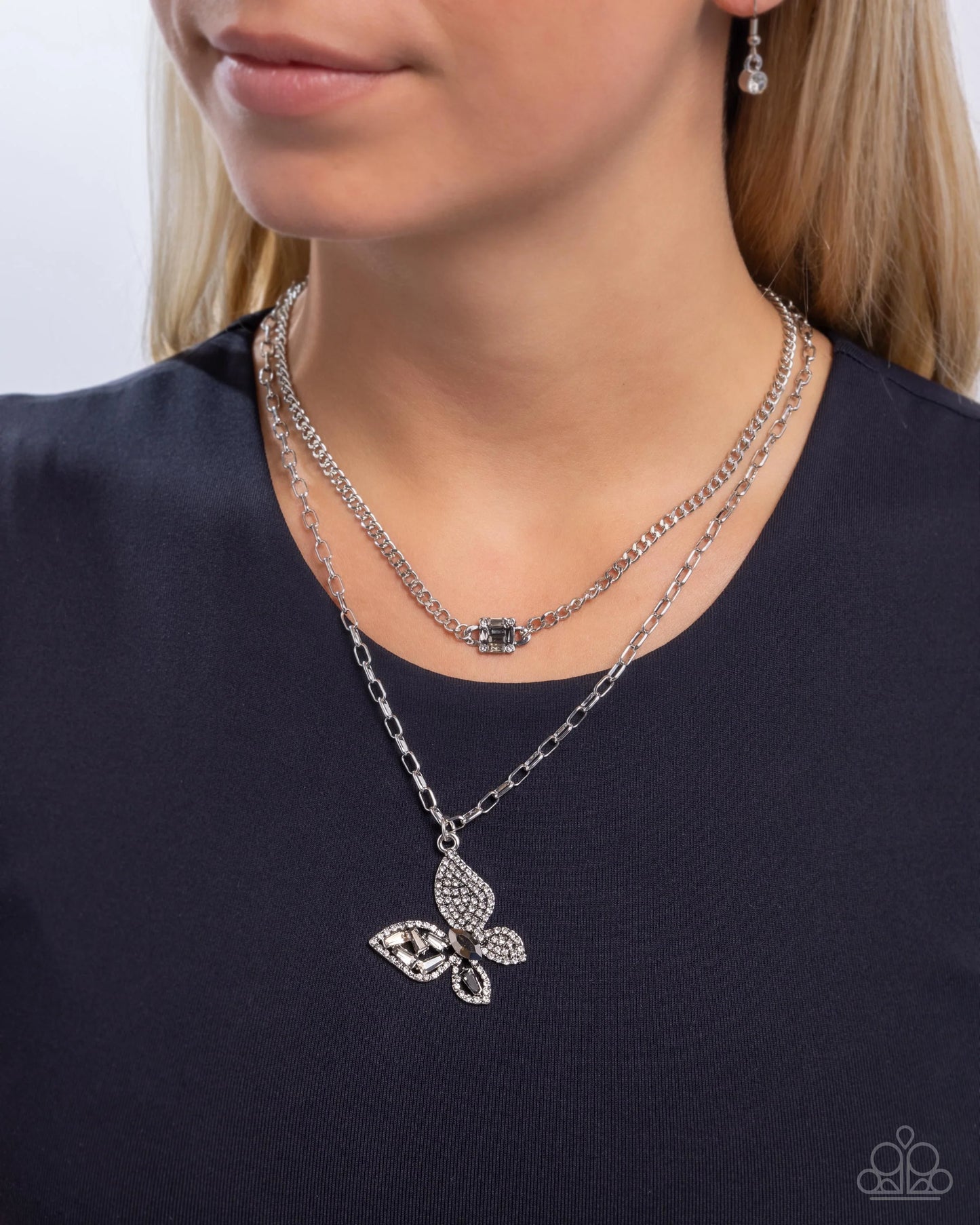 Paparazzi Hovering Headline - Silver Necklace